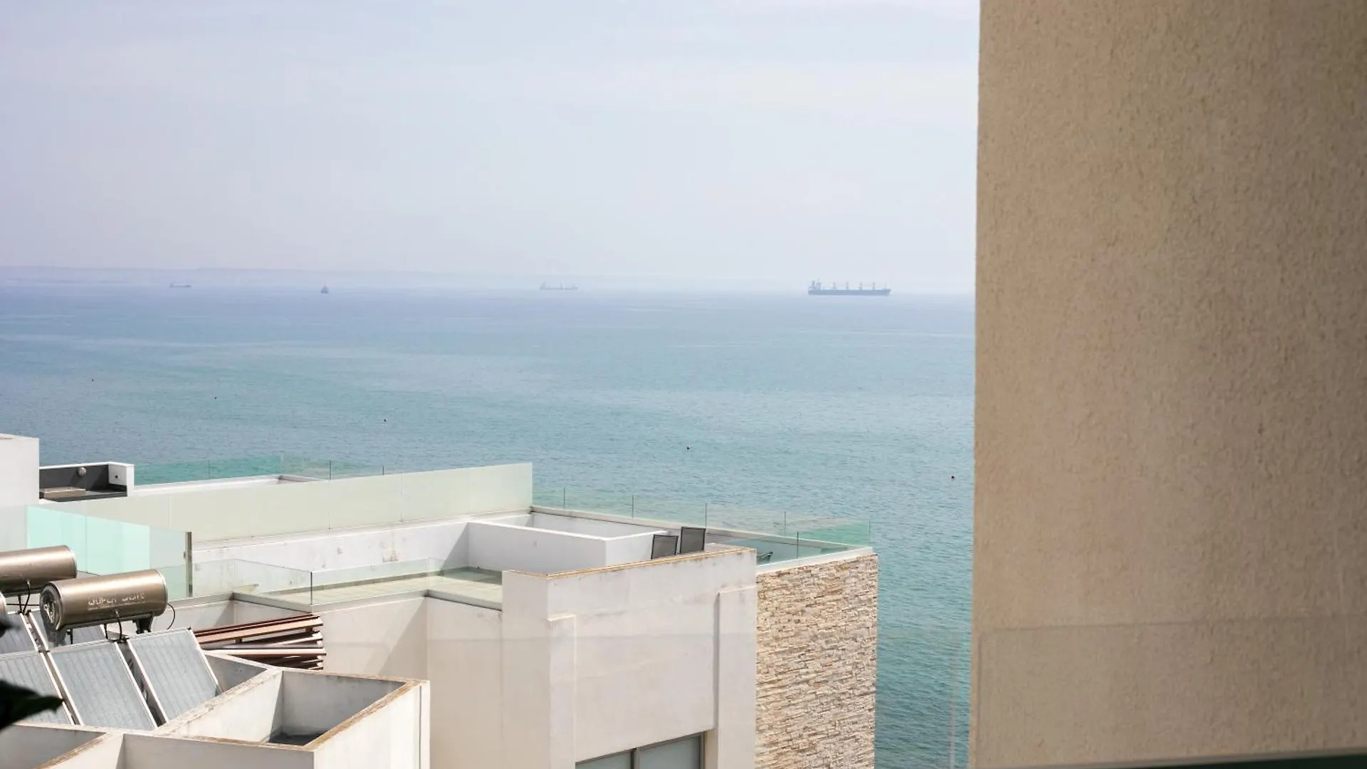 Palmove Luxurious Beachfront Apt Larnaca