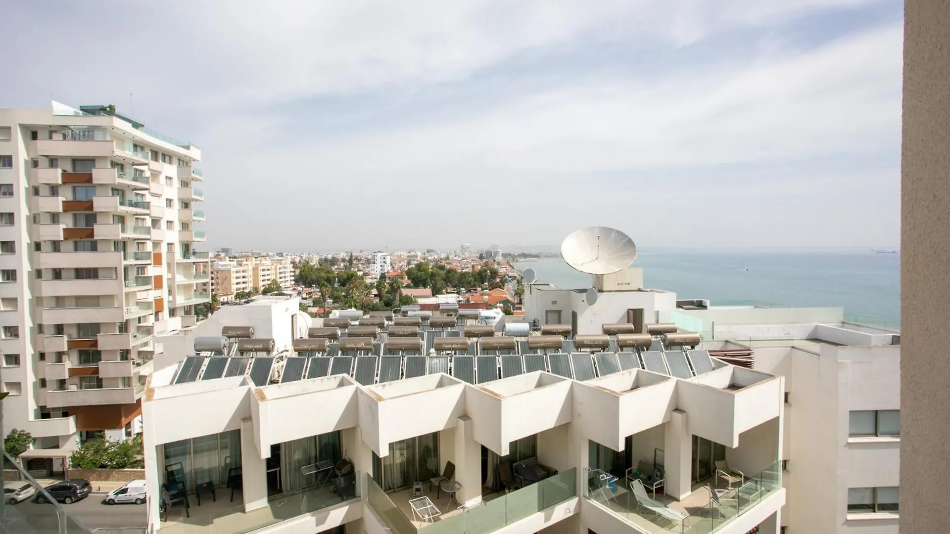 Palmove Luxurious Beachfront Apt Larnaca Daire