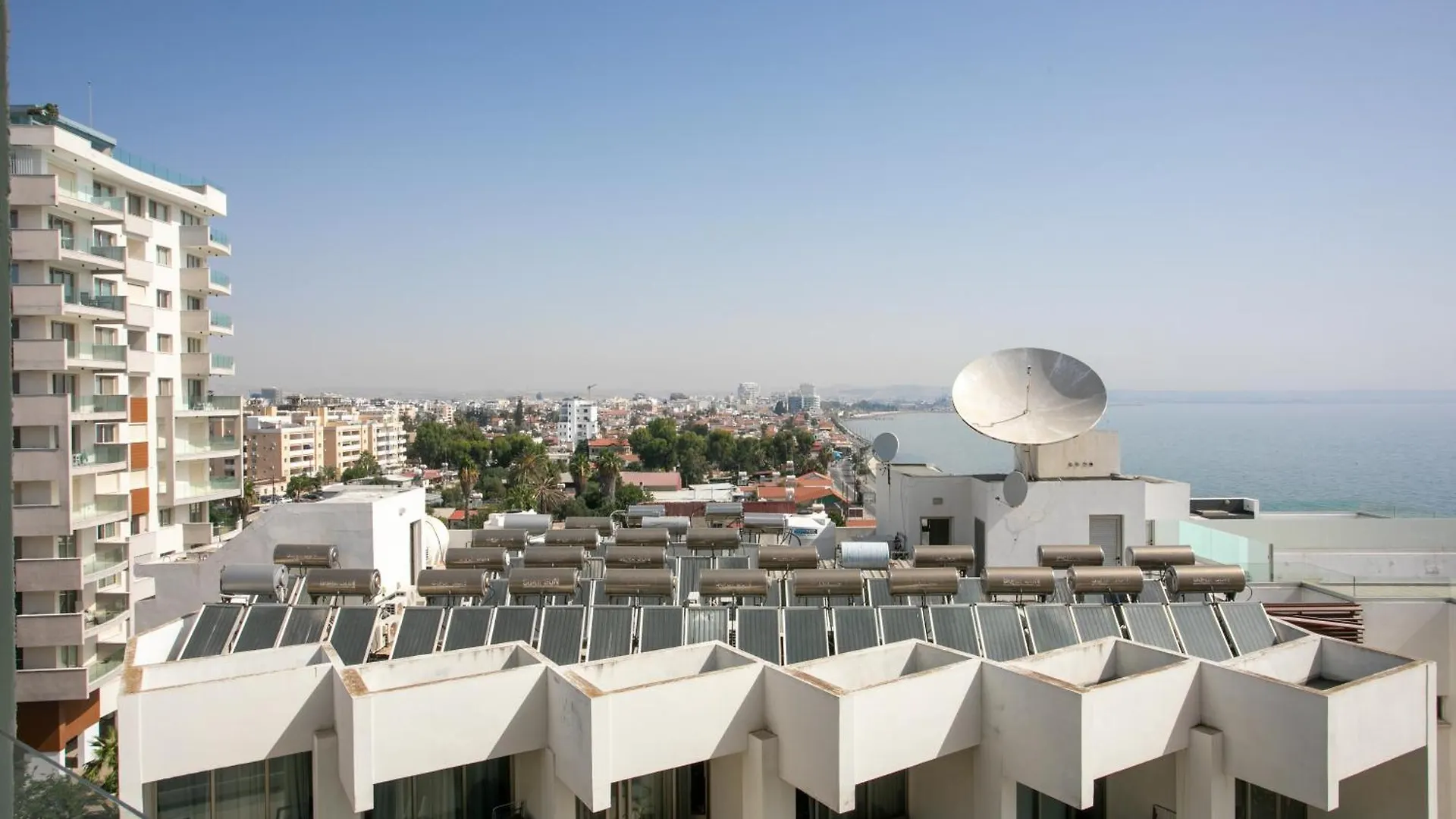 Palmove Luxurious Beachfront Apt Larnaca Kıbrıs